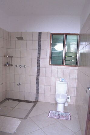 Shower, hair dryer, towels, soap - 3-Bedroom Apartment with AC in Mtwapa (Mtwapa)