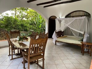Outdoor dining - Charming 1-bedroom villa with AC in beautiful Mtwapa (Mtwapa)