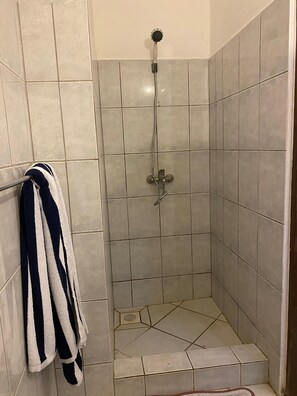 Shower, hair dryer, towels, soap - Charming 1-bedroom villa with AC in beautiful Mtwapa (Mtwapa)