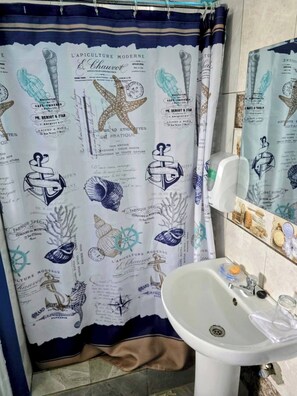 Maison, 3 chambres, balcon | Douche de la salle de bain