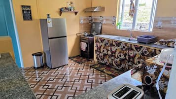 House, 3 Bedrooms, Balcony | Private kitchen