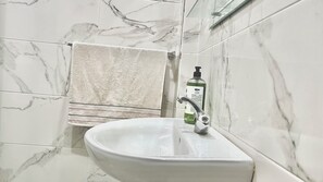 Shower, towels, soap, toilet paper - New Modern Apartment Sanctuary in Hay Mohammadi (Agadir)