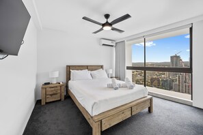Iron/ironing board, free WiFi - Lvl 30 - 2BRM Ocean Outlook Retreat (Surfers Paradise)