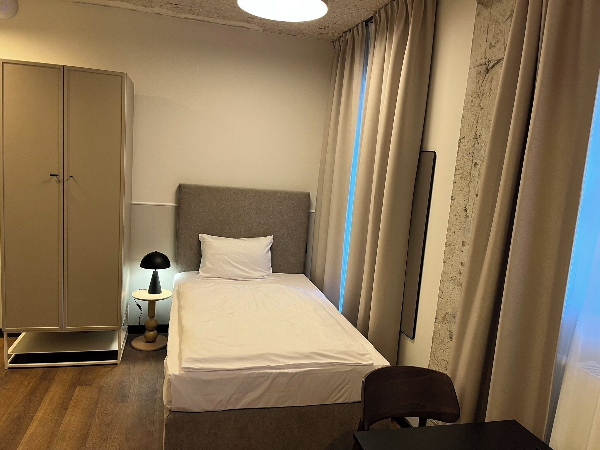 Apartment, 1 Large Twin Bed | Laptop workspace, free WiFi, bed sheets