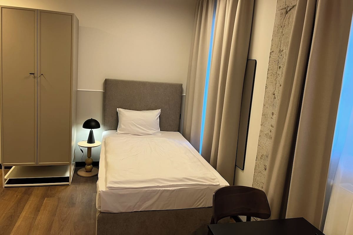 Apartment, 1 Large Twin Bed | Laptop workspace, free WiFi, bed sheets