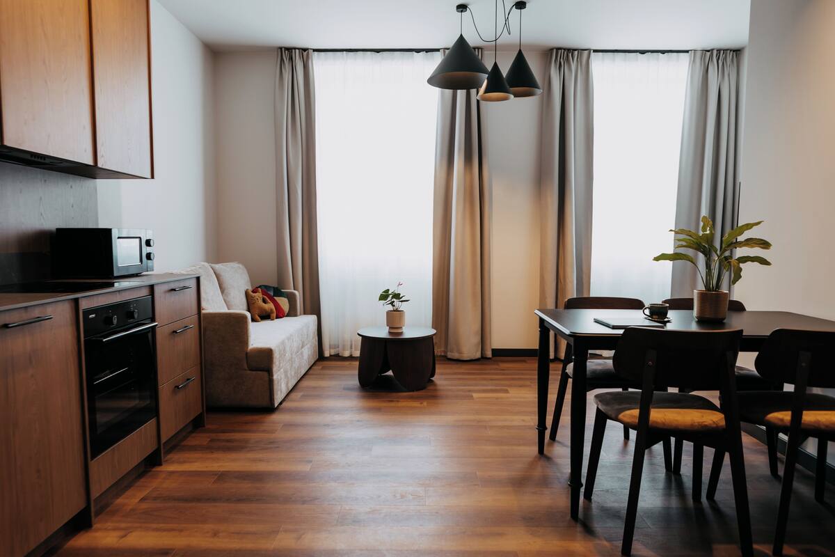 FamiljelÀgenhet | Vardagsrum | 32-tums tv med satellitkanaler och böcker