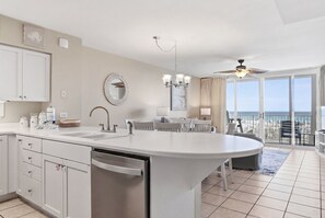 Fridge, microwave, oven, stovetop - Gulf-front 2b - Island Princess - Free Beach Service! (Fort Walton Beach)