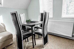 Dining - Peaceful 2-bedroom base with parking and quick tram access to Manchester (Chorlton-cum-Hardy)