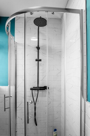 Hair dryer - Peaceful 2-bedroom base with parking and quick tram access to Manchester (Chorlton-cum-Hardy)