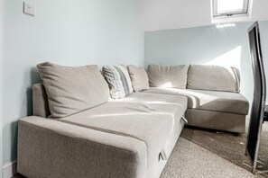 TV - Peaceful 2-bedroom base with parking and quick tram access to Manchester (Chorlton-cum-Hardy)