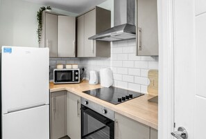 Fridge, microwave, oven, stovetop - Peaceful 2-bedroom base with parking and quick tram access to Manchester (Chorlton-cum-Hardy)