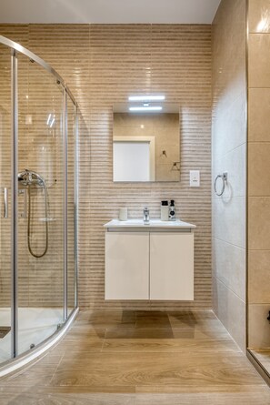 Shower, hair dryer, towels, soap - Bright & elegant one bedroom apartment AFRE1-1 (Pieta)