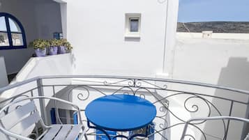 Comfort-Apartment, Balkon, Blick auf den Innenhof | Speisen im Freien