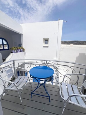 Departamento Confort, balcón, vista al patio | Restaurante al aire libre