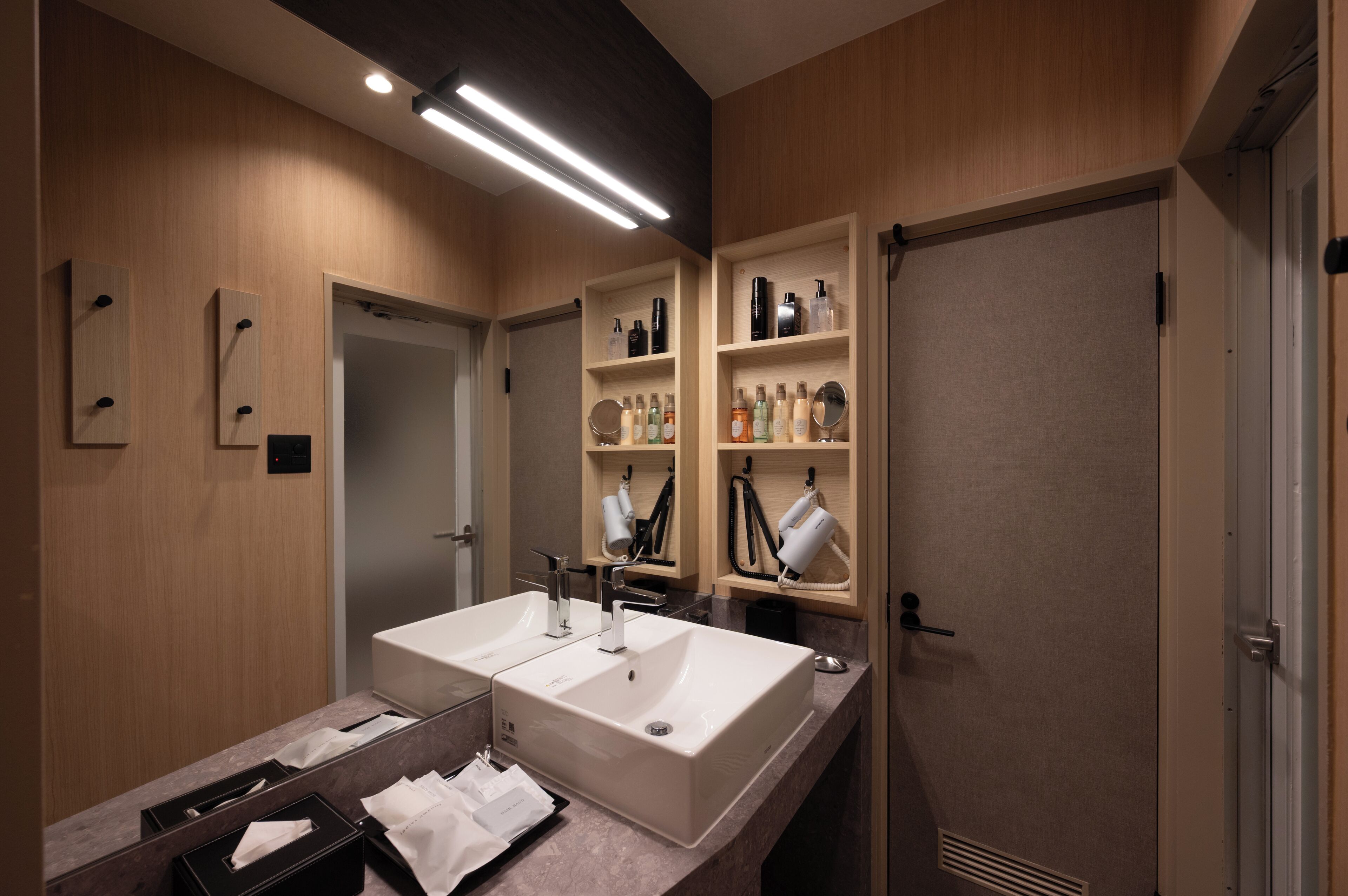 华丽双人房 | 浴室 | 独立的浴缸和淋浴、免费洗浴用品、吹风机、毛巾