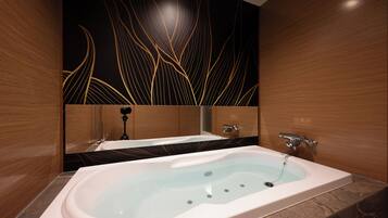 Luxury Double Room | Bathroom | Separate tub and shower, free toiletries, hair dryer, towels