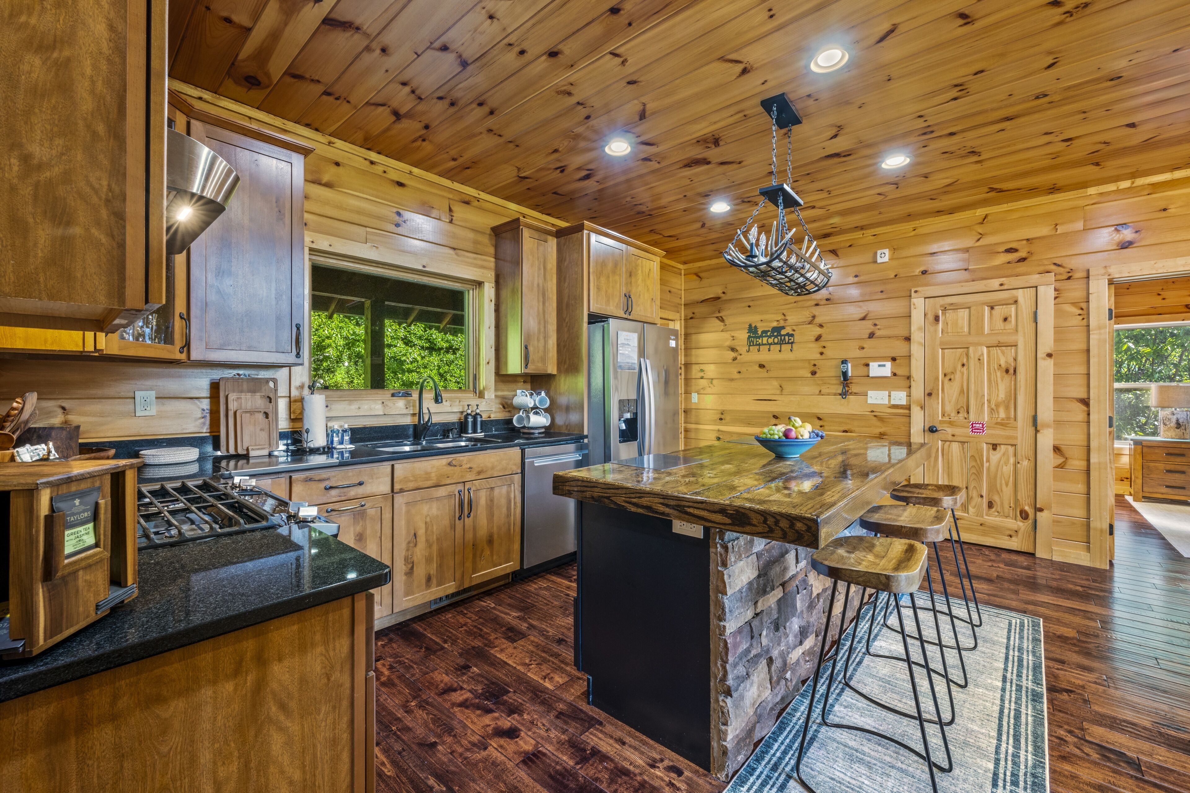 Cabin, 3 Bedrooms | Private kitchen | Fridge, oven, coffee/tea maker, toaster