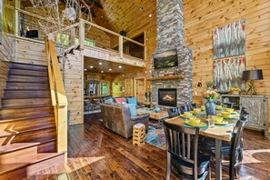 Interior - A Tree Top View 3 Bedroom Home (Gatlinburg)