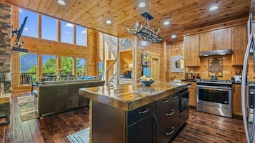 Cabin, 3 Bedrooms | Private kitchen | Fridge, oven, coffee/tea maker, toaster