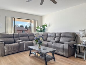 Nhà, 3 phòng ngủ | Khu phòng khách | Smart TV 
