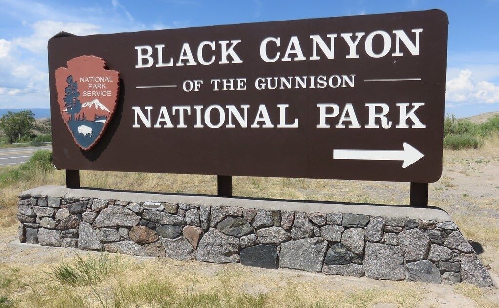 Opastekyltti, joka osoittaa Gunnisonin kansallispuiston Black Canyon -rotkon suuntaan.