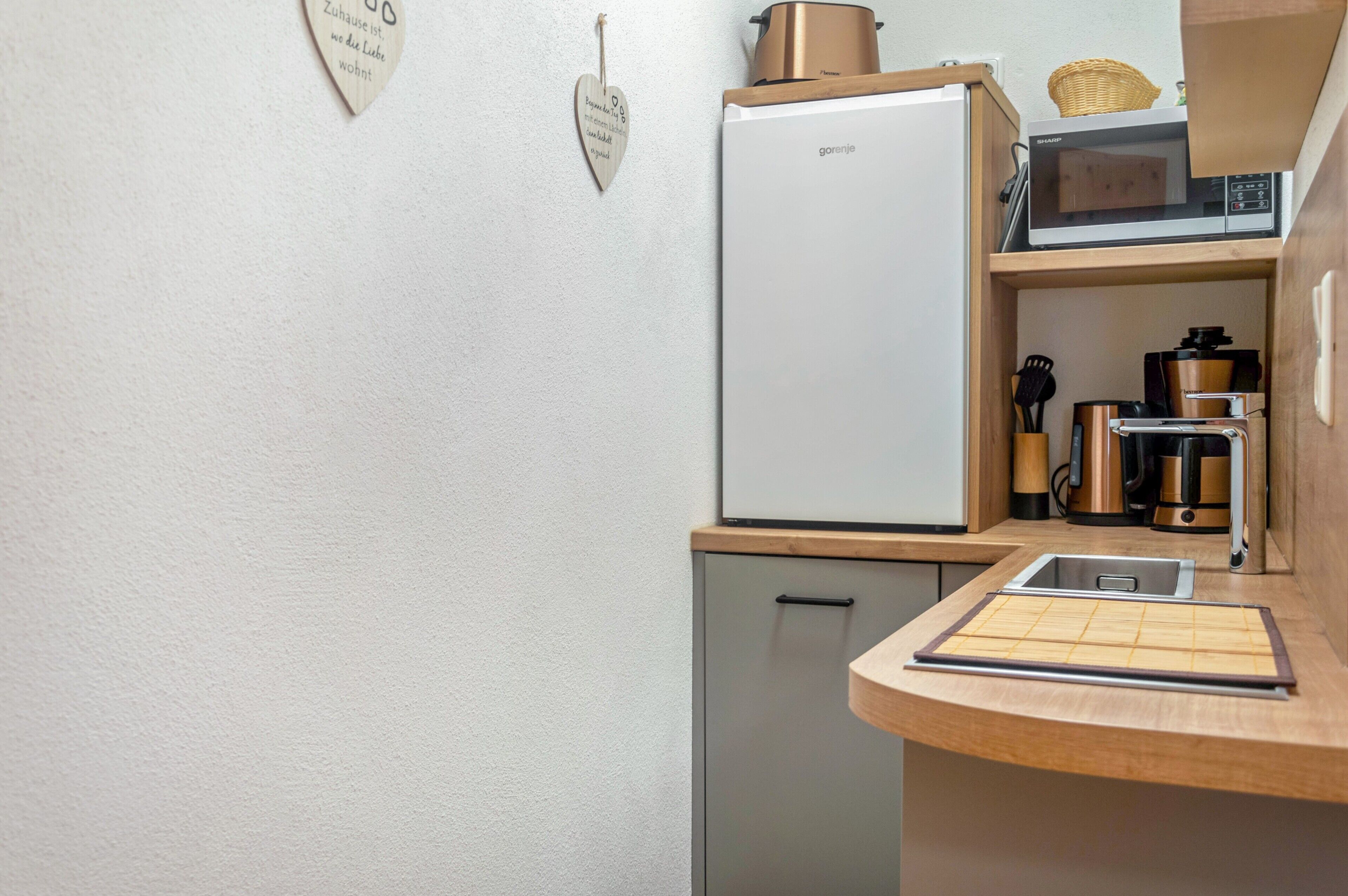 Coffee/tea maker, fridge, microwave, stovetop
