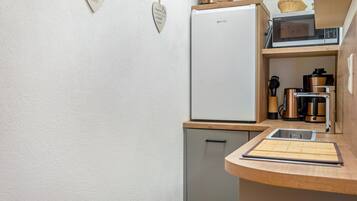 Coffee/tea maker, fridge, microwave, stovetop