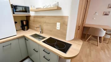 Geladeira, micro-ondas, cooktop, lava-louças