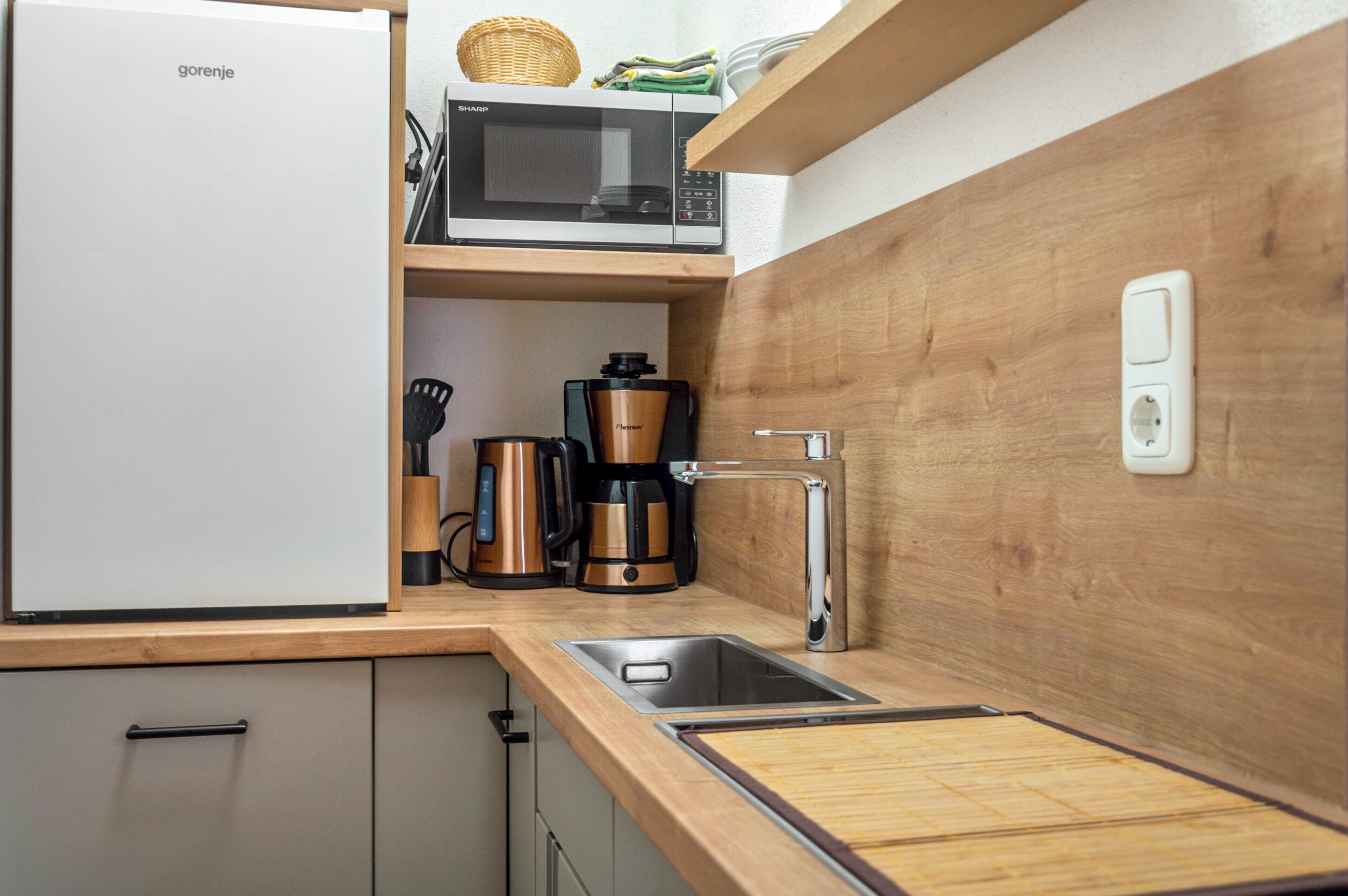 Coffee/tea maker, fridge, microwave, stovetop