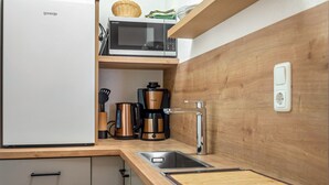 Cafetière/bouilloire, réfrigérateur, micro-ondes, plaque de cuisson