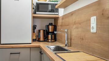 Coffee/tea maker, fridge, microwave, stovetop
