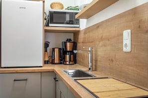 Coffee/tea maker, fridge, microwave, stovetop
