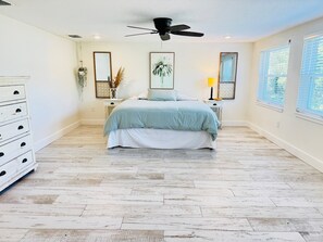 3 bedrooms, iron/ironing board, Internet, bed sheets - Sarasota Home, Close to Everything! (Sarasota)