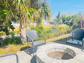 Outdoor spa tub - Sarasota Home, Close to Everything! (Sarasota)