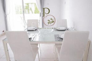 Dining - The sea, restaurants and shopping facilities can be reached on foot in approx. 10 min. (Pafos)