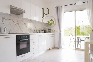Fridge, microwave, oven, stovetop - The sea, restaurants and shopping facilities can be reached on foot in approx. 10 min. (Pafos)