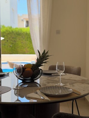 Dining - The sea, restaurants and shopping facilities can be  on foot in appr. 15 min. (Pafos)