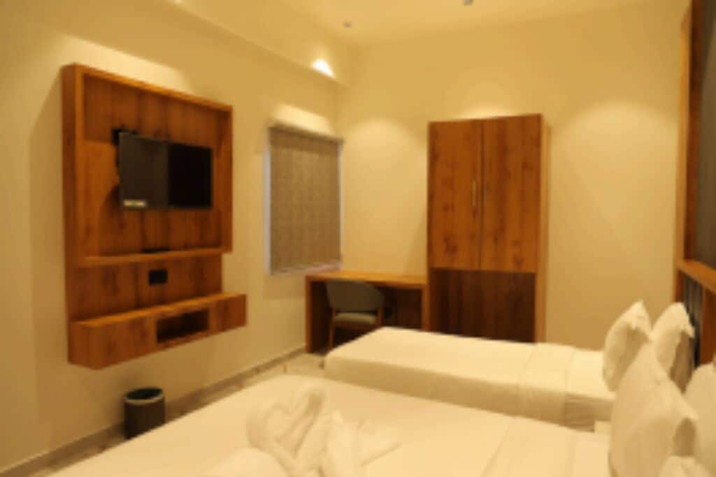 Økonomi-tremannshytte | Skrivebord og skrivebord for bærbar PC