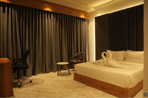 Signature Suite | Desk, laptop workspace - Hotel Barai Palace (Dwarka)