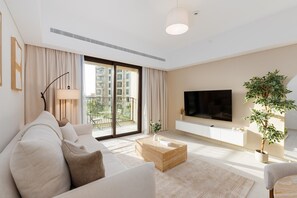 TV - Chic MJL Retreat | Steps to Souk Madinat & Burj Al Arab (Dubai)