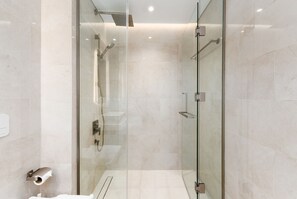 Ducha, secador de pelo, toallas