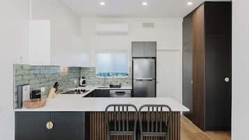 Full-sized fridge, microwave, oven, stovetop