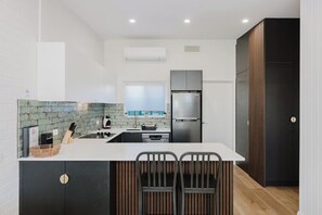 Frigorífic gran, microones, forn i placa de cuina