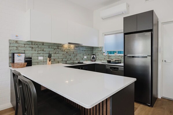 Frigorífic gran, microones, forn i placa de cuina