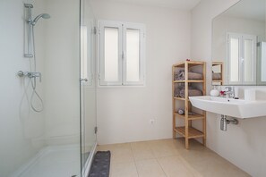 Shower, hair dryer, towels - VILLA MARISA I (Alcúdia)