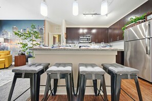 Een koelkast, een magnetron, een oven, een kookplaat