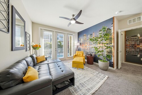 Modern 2BR/2BA Tampa Retreat: Productivity Meets Comfort