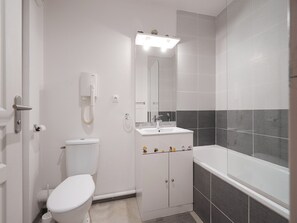 Bathroom - Charming Studio - Sleeps 3 (Agde)