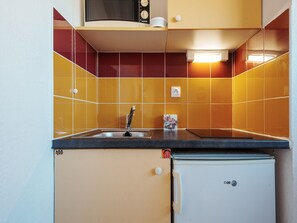 Fridge, microwave, coffee/tea maker, electric kettle - Charming Studio - Sleeps 3 (Agde)