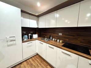 Frigorífico, microondas, horno y placa de cocina